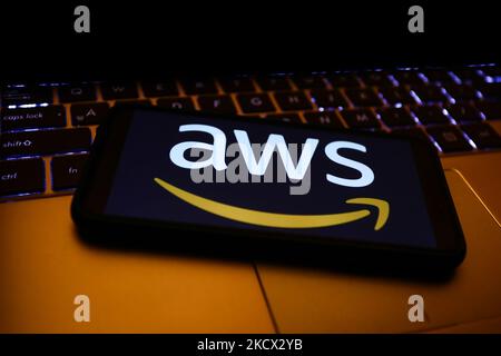 Das Amazon Web Services-Logo, das auf einem Telefonbildschirm und einer Laptop-Tastatur angezeigt wird, ist auf diesem Bild zu sehen, das am 1. Dezember 2021 in Krakau, Polen, aufgenommen wurde. (Foto von Jakub Porzycki/NurPhoto) Stockfoto