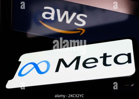 Das Meta-Logo, das auf einem Telefonbildschirm angezeigt wird, und das Amazon Web Services-Logo auf einem Laptop-Bildschirm sind auf diesem Bild zu sehen, das am 1. Dezember 2021 in Krakau, Polen, aufgenommen wurde. (Foto von Jakub Porzycki/NurPhoto) Stockfoto