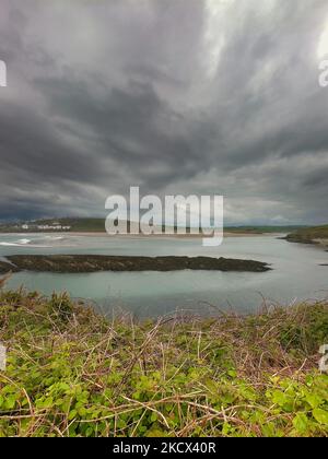 Blick auf die Clonakilty Bay an einem bewölkten Tag. Düsterer Himmel über der Küste. Wunderschöne Meereslandschaft. Die Küste des Südens von Irland, Grafschaft Cork. Stockfoto