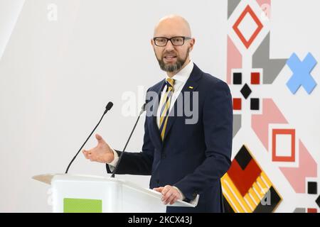 Der ehemalige Premierminister der Ukraine Arsenij Jazenjuk während des Kiew-Sicherheitsforums am 1. Dezember 2021 in Kiew, Ukraine (Foto: Maxym Marusenko/NurPhoto) Stockfoto