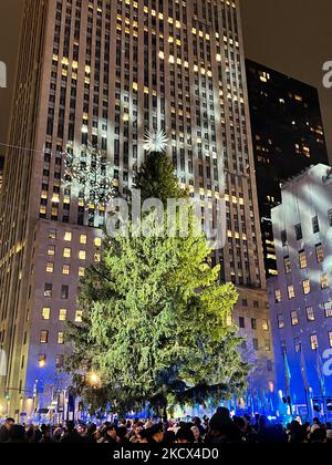 Der Rockefeller-Weihnachtsbaum wurde am 1. Dezember 2021 auf der Rockefeller Plaza in New York City angezündet. (Foto von Karla Ann Cote/NurPhoto) Stockfoto