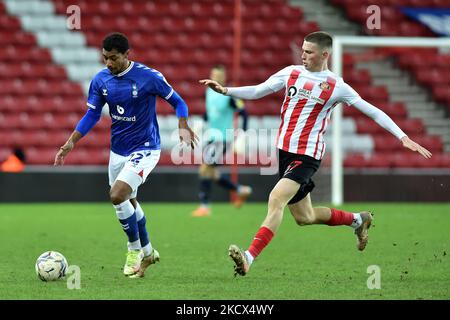 Raphaël Diarra von Oldham Athletic während des EFL-Trophy-Spiels zwischen Sunderland und Oldham Athletic am Mittwoch, den 1.. Dezember 2021 im Stadion of Light, Sunderland. (Foto von Eddie Garvey/MI News/NurPhoto) Stockfoto