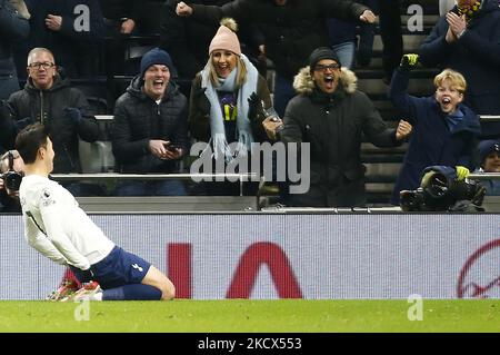 Tottenham-Fans feiern Tottenham Hotspur's Son Heung-Min Tor während der Premier League zwischen Tottenham Hotspur und Brentford am 02.. Dezember 2021 im Tottenham Hotspur Stadium in London, England (Foto by Action Foto Sport/NurPhoto) Stockfoto