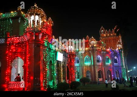 Am 02. Dezember 2021 besuchen Menschen die Dhaka University während ihrer hundertjährigen Feierlichkeiten in Dhaka, Bangladesch. (Foto von Syed Mahamudur Rahman/NurPhoto) Stockfoto