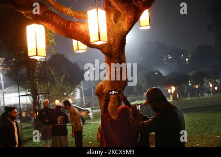 Am 02. Dezember 2021 besuchen Menschen die Dhaka University während ihrer hundertjährigen Feierlichkeiten in Dhaka, Bangladesch. (Foto von Syed Mahamudur Rahman/NurPhoto) Stockfoto