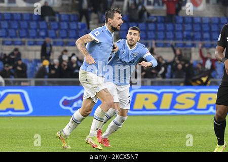 Francesco Acerbi (SS Lazio) Mattia Zaccagni (SS Lazio) feiert nach dem Tor 4-3 während der italienischen Fußball-Liga Ein 2021/2022-Match zwischen SS Lazio gegen Udinese Calcio im Olimpic Stadium in Rom am 02. Dezember 2021. (Foto von Fabrizio Corragetti/LiveMedia/NurPhoto) Stockfoto