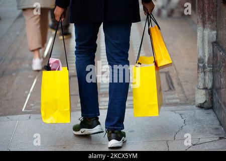 Ein Shopper trägt Taschen vom Kaufhaus Selfridges läuft am 2. Dezember 2021 entlang der Regent Street in London, England. (Foto von David Cliff/NurPhoto) Stockfoto