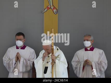 Papst Franziskus führt am Freitag, den 3. Dezember 2021, eine heilige Messe im GSP-Stadion in Nikosia, Zypern, durch. Franziskus ist auf einer fünftägigen Reise nach Zypern und Griechenland, indem er erneut auf seinen Aufruf an Europa aufmerksam macht, Migranten aufzunehmen. (Foto von Danil Shamkin/NurPhoto) Stockfoto