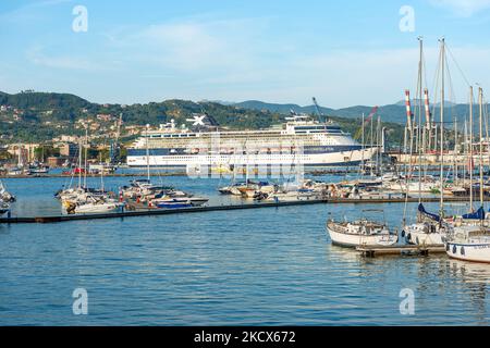 Internationaler Hafen von La Spezia mit einem großen Schiff (Celebrity X Cruise Celebrity Constellation). Golf von La Spezia, Ligurien, Italien, Europa. Stockfoto