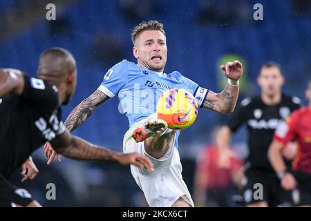 Ciro unbeweglich von SS Lazio steuert den Ball während des Serie A-Spiels zwischen SS Lazio und Udinese Calcio im Stadio Olimpico, Rom, Italien am 2. Dezember 2021. (Foto von Giuseppe Maffia/NurPhoto) Stockfoto