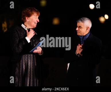 Die Bürgermeisterin von Oslo, Marianne Borgen, links, spricht mit dem Bürgermeister von London Sadiq Khan beim Einschalten der Weihnachtsbaumlichter am Trafalgar Square in London, England, am 2. Dezember 2021. Der Trafalgar Square Weihnachtsbaum ist ein alljährliches Geschenk Norwegens, das den Briten für ihre Unterstützung während des Zweiten Weltkriegs dankt. (Foto von David Cliff/NurPhoto) Stockfoto