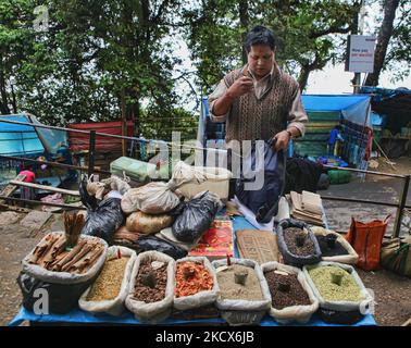 Der Verkäufer stellt seine Gewürze am 03. Mai 2010 auf einem Markt in Dareeling, Westbengalen, Indien, auf. (Foto von Creative Touch Imaging Ltd./NurPhoto) Stockfoto