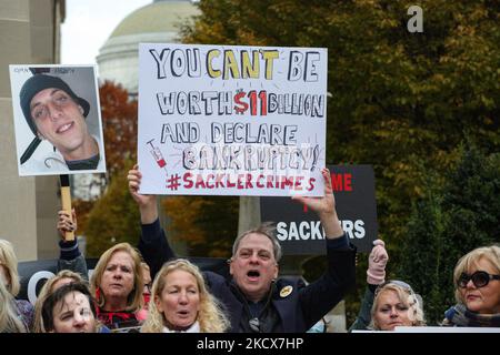 Demonstranten versammeln sich am 3. Dezember 2021 im Gebäude des Justizministeriums in Washington, D.C., um die Regierung zu drängen, die Familie Sackler, die Eigentümer von Purdue Pharma, strafrechtlich zu verfolgen, von denen viele sagen, dass sie hauptsächlich für die Opioidkrise in den Vereinigten Staaten verantwortlich sind (Foto: Bryan Olin Dozier/NurPhoto) Stockfoto