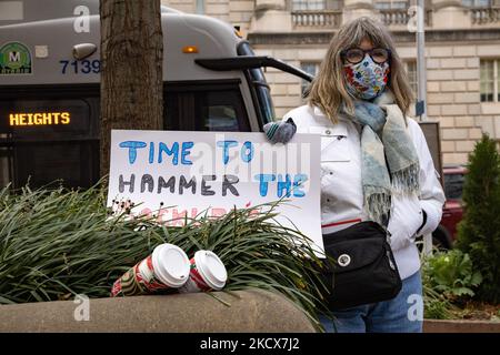 Demonstranten versammeln sich am 3. Dezember 2021 im Gebäude des Justizministeriums in Washington, D.C., um die Regierung zu drängen, die Familie Sackler, die Eigentümer von Purdue Pharma, strafrechtlich zu verfolgen, von denen viele sagen, dass sie hauptsächlich für die Opioidkrise in den Vereinigten Staaten verantwortlich sind (Foto: Bryan Olin Dozier/NurPhoto) Stockfoto