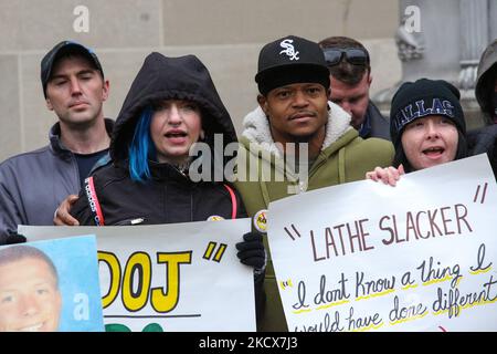 Demonstranten versammeln sich am 3. Dezember 2021 im Gebäude des Justizministeriums in Washington, D.C., um die Regierung zu drängen, die Familie Sackler, die Eigentümer von Purdue Pharma, strafrechtlich zu verfolgen, von denen viele sagen, dass sie hauptsächlich für die Opioidkrise in den Vereinigten Staaten verantwortlich sind (Foto: Bryan Olin Dozier/NurPhoto) Stockfoto