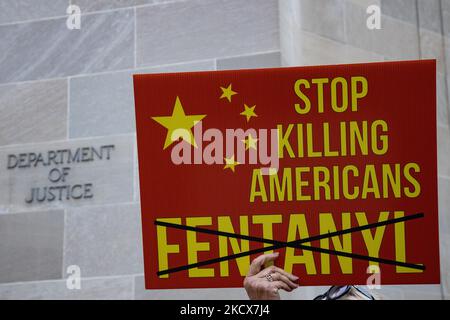 Demonstranten versammeln sich am 3. Dezember 2021 im Gebäude des Justizministeriums in Washington, D.C., um die Regierung zu drängen, die Familie Sackler, die Eigentümer von Purdue Pharma, strafrechtlich zu verfolgen, von denen viele sagen, dass sie hauptsächlich für die Opioidkrise in den Vereinigten Staaten verantwortlich sind (Foto: Bryan Olin Dozier/NurPhoto) Stockfoto