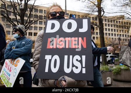 Demonstranten versammeln sich am 3. Dezember 2021 im Gebäude des Justizministeriums in Washington, D.C., um die Regierung zu drängen, die Familie Sackler, die Eigentümer von Purdue Pharma, strafrechtlich zu verfolgen, von denen viele sagen, dass sie hauptsächlich für die Opioidkrise in den Vereinigten Staaten verantwortlich sind (Foto: Bryan Olin Dozier/NurPhoto) Stockfoto