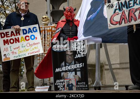 Demonstranten versammeln sich am 3. Dezember 2021 im Gebäude des Justizministeriums in Washington, D.C., um die Regierung zu drängen, die Familie Sackler, die Eigentümer von Purdue Pharma, strafrechtlich zu verfolgen, von denen viele sagen, dass sie hauptsächlich für die Opioidkrise in den Vereinigten Staaten verantwortlich sind (Foto: Bryan Olin Dozier/NurPhoto) Stockfoto