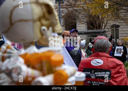 Demonstranten versammeln sich am 3. Dezember 2021 im Gebäude des Justizministeriums in Washington, D.C., um die Regierung zu drängen, die Familie Sackler, die Eigentümer von Purdue Pharma, strafrechtlich zu verfolgen, von denen viele sagen, dass sie hauptsächlich für die Opioidkrise in den Vereinigten Staaten verantwortlich sind (Foto: Bryan Olin Dozier/NurPhoto) Stockfoto