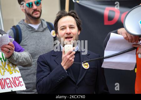 Danny Strong, der Produzent des Films „Dopseick“, spricht am 3. Dezember 2021 während eines Protestes vor dem Gebäude des Justizministeriums in Washington, D.C., um die Regierung zu drängen, die Familie Sackler, die Eigentümer von Purdue Pharma, strafrechtlich zu verfolgen. Viele sagen, dass sie hauptsächlich für die Opioidkrise in den Vereinigten Staaten verantwortlich sind (Foto: Bryan Olin Dozier/NurPhoto) Stockfoto