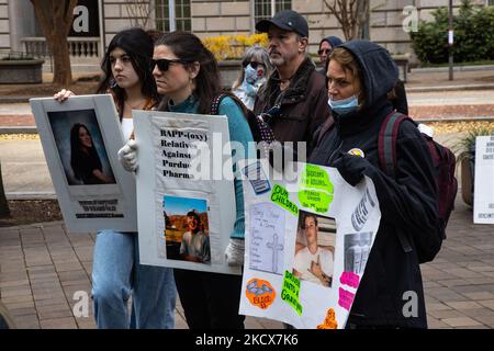 Demonstranten versammeln sich am 3. Dezember 2021 im Gebäude des Justizministeriums in Washington, D.C., um die Regierung zu drängen, die Familie Sackler, die Eigentümer von Purdue Pharma, strafrechtlich zu verfolgen, von denen viele sagen, dass sie hauptsächlich für die Opioidkrise in den Vereinigten Staaten verantwortlich sind (Foto: Bryan Olin Dozier/NurPhoto) Stockfoto