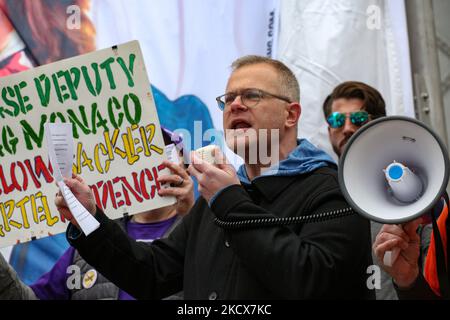 Demonstranten versammeln sich am 3. Dezember 2021 im Gebäude des Justizministeriums in Washington, D.C., um die Regierung zu drängen, die Familie Sackler, die Eigentümer von Purdue Pharma, strafrechtlich zu verfolgen, von denen viele sagen, dass sie hauptsächlich für die Opioidkrise in den Vereinigten Staaten verantwortlich sind (Foto: Bryan Olin Dozier/NurPhoto) Stockfoto