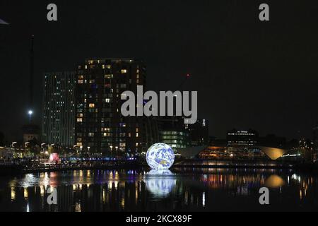 Salford, Großbritannien Luke Jerrams „Floating Earth“-Kunstwerk beim Lightwaves 2021 Festival am Freitag, den 3.. Dezember 2021 in Salford Quays. (Foto von MI News/NurPhoto) Stockfoto