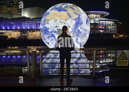 Salford, Großbritannien Luke Jerrams „Floating Earth“-Kunstwerk beim Lightwaves 2021 Festival am Freitag, den 3.. Dezember 2021 in Salford Quays. (Foto von MI News/NurPhoto) Stockfoto