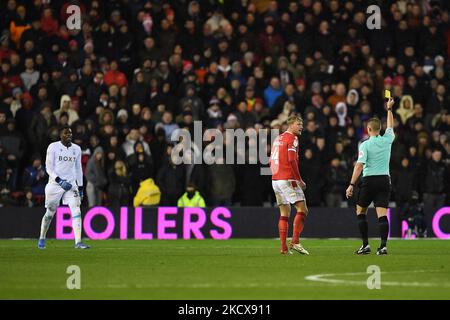 Schiedsrichter Thomas Bramall zeigt Torhüter Brice Samba beim Sky Bet Championship-Spiel zwischen Nottingham Forest und Peterborough am City Ground, Nottingham, am Samstag, dem 4.. Dezember 2021, eine gelbe Karte für unsportliches Verhalten. (Foto von Jon Hobley/MI News/NurPhoto) Stockfoto