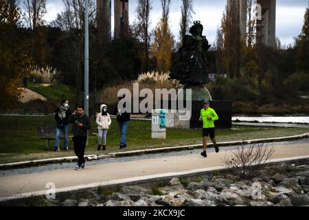 Menschen mit Schutzmasken führen Outdoor-Aktivitäten auf der Promenade des Flusses Tejo in der Nähe der Vasco de Gama-Brücke in Lissabon durch. 04. Dezember 2021. Portugal verzeichnete erneut eine übermäßige Sterblichkeit aufgrund von Covid 19. Der November endete mit 1.265 Todesfällen mehr als im Durchschnitt der Jahre 2017 bis 2019. Ein Viertel der Todesfälle wurde durch Covid verursacht. Das Mortality Surveillance System, das Sterbeurkunden in Echtzeit analysiert, verzeichnet einen Überschuss an Todesfällen in den letzten 11 Tagen. (Foto von Jorge Mantilla/NurPhoto) Stockfoto