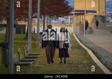 Menschen mit Schutzmasken führen Outdoor-Aktivitäten auf der Promenade des Flusses Tejo in der Nähe der Vasco de Gama-Brücke in Lissabon durch. 04. Dezember 2021. Portugal verzeichnete erneut eine übermäßige Sterblichkeit aufgrund von Covid 19. Der November endete mit 1.265 Todesfällen mehr als im Durchschnitt der Jahre 2017 bis 2019. Ein Viertel der Todesfälle wurde durch Covid verursacht. Das Mortality Surveillance System, das Sterbeurkunden in Echtzeit analysiert, verzeichnet einen Überschuss an Todesfällen in den letzten 11 Tagen. (Foto von Jorge Mantilla/NurPhoto) Stockfoto