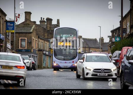 Busse in Queensbury, Bradford, West Yorkshire, Großbritannien. Fast 1 von 10 Busfahrerpositionen sind im Vereinigten Königreich leer, was einen Rückgang der Zahl der Dienste zur Sprache bringt, sagte der Verband der Personenverkehrsunternehmen (CPT). Die Gruppe, die die Betreiber vertritt, fordert die Regierung auf, dazu beizutragen, die Zahl ihrer Fahrer zu erhöhen. Doch niedrige Löhne, lange Arbeitszeiten und Schichtmuster, die die Fahrer „erschöpft“ machen, bleiben ein Hindernis, sagte die Gewerkschaft Unite. Das Ministerium für Verkehr (DfT) sagte, dass es mit der Industrie zusammenarbeite, um Fahrer anzuziehen und zu trainieren. Stockfoto