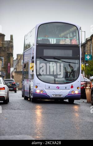 Busse in Queensbury, Bradford, West Yorkshire, Großbritannien. Fast 1 von 10 Busfahrerpositionen sind im Vereinigten Königreich leer, was einen Rückgang der Zahl der Dienste zur Sprache bringt, sagte der Verband der Personenverkehrsunternehmen (CPT). Die Gruppe, die die Betreiber vertritt, fordert die Regierung auf, dazu beizutragen, die Zahl ihrer Fahrer zu erhöhen. Doch niedrige Löhne, lange Arbeitszeiten und Schichtmuster, die die Fahrer „erschöpft“ machen, bleiben ein Hindernis, sagte die Gewerkschaft Unite. Das Ministerium für Verkehr (DfT) sagte, dass es mit der Industrie zusammenarbeite, um Fahrer anzuziehen und zu trainieren. Stockfoto