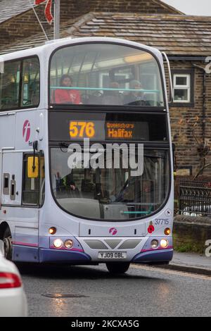 Busse in Queensbury, Bradford, West Yorkshire, Großbritannien. Fast 1 von 10 Busfahrerpositionen sind im Vereinigten Königreich leer, was einen Rückgang der Zahl der Dienste zur Sprache bringt, sagte der Verband der Personenverkehrsunternehmen (CPT). Die Gruppe, die die Betreiber vertritt, fordert die Regierung auf, dazu beizutragen, die Zahl ihrer Fahrer zu erhöhen. Doch niedrige Löhne, lange Arbeitszeiten und Schichtmuster, die die Fahrer „erschöpft“ machen, bleiben ein Hindernis, sagte die Gewerkschaft Unite. Das Ministerium für Verkehr (DfT) sagte, dass es mit der Industrie zusammenarbeite, um Fahrer anzuziehen und zu trainieren. Stockfoto