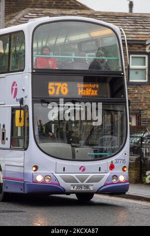 Busse in Queensbury, Bradford, West Yorkshire, Großbritannien. Fast 1 von 10 Busfahrerpositionen sind im Vereinigten Königreich leer, was einen Rückgang der Zahl der Dienste zur Sprache bringt, sagte der Verband der Personenverkehrsunternehmen (CPT). Die Gruppe, die die Betreiber vertritt, fordert die Regierung auf, dazu beizutragen, die Zahl ihrer Fahrer zu erhöhen. Doch niedrige Löhne, lange Arbeitszeiten und Schichtmuster, die die Fahrer „erschöpft“ machen, bleiben ein Hindernis, sagte die Gewerkschaft Unite. Das Ministerium für Verkehr (DfT) sagte, dass es mit der Industrie zusammenarbeite, um Fahrer anzuziehen und zu trainieren. Stockfoto