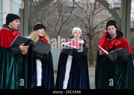 Weihnachtslieder führen traditionelle Weihnachtslieder während einer besonderen Aufführung entlang der historischen Main Street in Unionville, Ontario, Kanada, am 04. Dezember 2021 auf. (Foto von Creative Touch Imaging Ltd./NurPhoto) Stockfoto