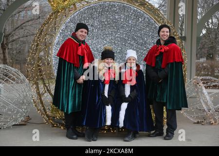 Weihnachtslieder führen traditionelle Weihnachtslieder während einer besonderen Aufführung entlang der historischen Main Street in Unionville, Ontario, Kanada, am 04. Dezember 2021 auf. (Foto von Creative Touch Imaging Ltd./NurPhoto) Stockfoto