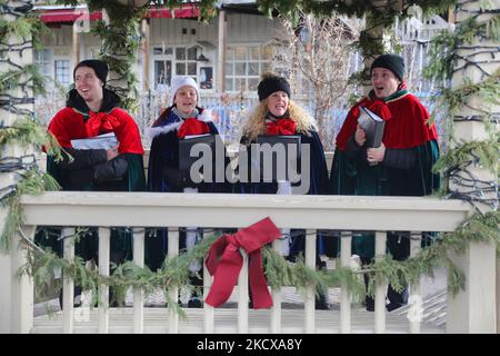 Weihnachtslieder führen traditionelle Weihnachtslieder während einer besonderen Aufführung entlang der historischen Main Street in Unionville, Ontario, Kanada, am 04. Dezember 2021 auf. (Foto von Creative Touch Imaging Ltd./NurPhoto) Stockfoto