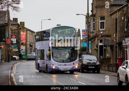 Busse in Queensbury, Bradford, West Yorkshire, Großbritannien. Fast 1 von 10 Busfahrerpositionen sind im Vereinigten Königreich leer, was einen Rückgang der Zahl der Dienste zur Sprache bringt, sagte der Verband der Personenverkehrsunternehmen (CPT). Die Gruppe, die die Betreiber vertritt, fordert die Regierung auf, dazu beizutragen, die Zahl ihrer Fahrer zu erhöhen. Doch niedrige Löhne, lange Arbeitszeiten und Schichtmuster, die die Fahrer „erschöpft“ machen, bleiben ein Hindernis, sagte die Gewerkschaft Unite. Das Ministerium für Verkehr (DfT) sagte, dass es mit der Industrie zusammenarbeite, um Fahrer anzuziehen und zu trainieren. Stockfoto