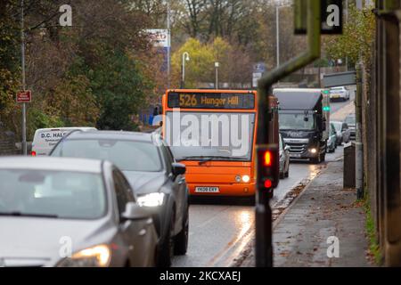 Busse in Queensbury, Bradford, West Yorkshire, Großbritannien. Fast 1 von 10 Busfahrerpositionen sind im Vereinigten Königreich leer, was einen Rückgang der Zahl der Dienste zur Sprache bringt, sagte der Verband der Personenverkehrsunternehmen (CPT). Die Gruppe, die die Betreiber vertritt, fordert die Regierung auf, dazu beizutragen, die Zahl ihrer Fahrer zu erhöhen. Doch niedrige Löhne, lange Arbeitszeiten und Schichtmuster, die die Fahrer „erschöpft“ machen, bleiben ein Hindernis, sagte die Gewerkschaft Unite. Das Ministerium für Verkehr (DfT) sagte, dass es mit der Industrie zusammenarbeite, um Fahrer anzuziehen und zu trainieren. Stockfoto