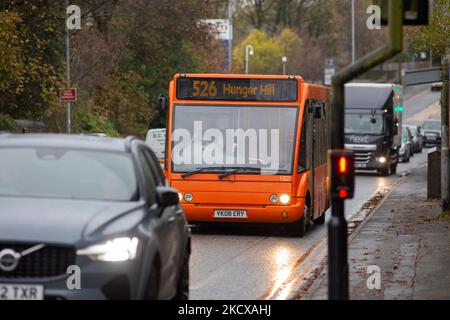 Busse in Queensbury, Bradford, West Yorkshire, Großbritannien. Fast 1 von 10 Busfahrerpositionen sind im Vereinigten Königreich leer, was einen Rückgang der Zahl der Dienste zur Sprache bringt, sagte der Verband der Personenverkehrsunternehmen (CPT). Die Gruppe, die die Betreiber vertritt, fordert die Regierung auf, dazu beizutragen, die Zahl ihrer Fahrer zu erhöhen. Doch niedrige Löhne, lange Arbeitszeiten und Schichtmuster, die die Fahrer „erschöpft“ machen, bleiben ein Hindernis, sagte die Gewerkschaft Unite. Das Ministerium für Verkehr (DfT) sagte, dass es mit der Industrie zusammenarbeite, um Fahrer anzuziehen und zu trainieren. Stockfoto