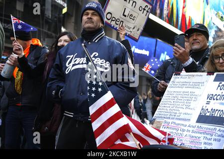 Demonstranten hören Rednern auf dem Times Square zu, die am 5,2021. Dezember in New York City, USA, gegen Impfungen gegen Covid-19 vorgehen. Nach einer Rede und einem Lied von einem Aktivisten skandierten Menschen mehrmals „Wir werden uns nicht halten“. (Foto von John Lamparski/NurPhoto) Stockfoto