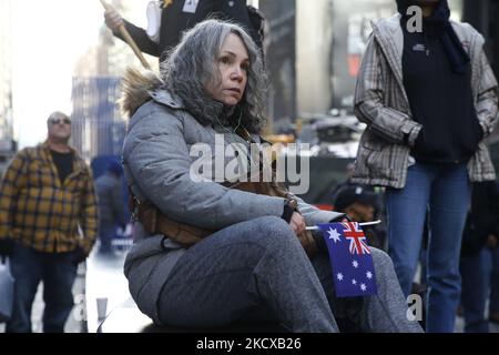 Demonstranten hören Rednern auf dem Times Square zu, die am 5,2021. Dezember in New York City, USA, gegen Impfungen gegen Covid-19 vorgehen. Nach einer Rede und einem Lied von einem Aktivisten skandierten Menschen mehrmals „Wir werden uns nicht halten“. (Foto von John Lamparski/NurPhoto) Stockfoto