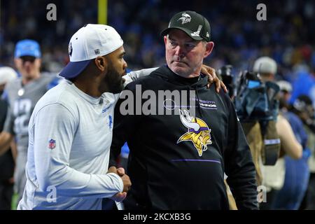 Minnesota Vikings Cheftrainer Mike Zimmer geht nach dem Abschluss eines NFL-Fußballspiels zwischen den Minnesota Vikings und den Detroit Lions am Sonntag, dem 5. Dezember 2021, vom Spielfeld. (Foto von Jorge Lemus/NurPhoto) Stockfoto