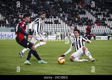 Juventus-Verteidiger Luca Pellegrini (17) bekämpft den aus Genua stammenden Verteidiger Paolo Ghiglione (18) während des Fußballspiels der Serie A Nr. 16 JUVENTUS - GENUA am 05. Dezember 2021 im Allianz-Stadion in Turin, Piemont, Italien. (Foto von Matteo Bottanelli/NurPhoto) Stockfoto