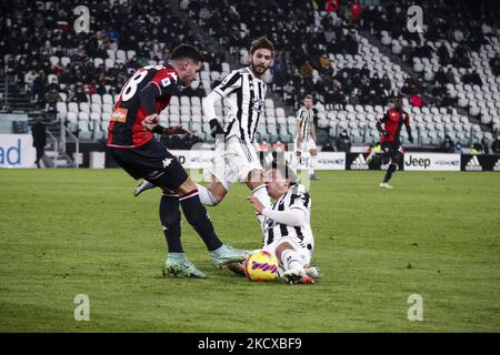 Juventus-Verteidiger Luca Pellegrini (17) bekämpft den aus Genua stammenden Verteidiger Paolo Ghiglione (18) während des Fußballspiels der Serie A Nr. 16 JUVENTUS - GENUA am 05. Dezember 2021 im Allianz-Stadion in Turin, Piemont, Italien. (Foto von Matteo Bottanelli/NurPhoto) Stockfoto