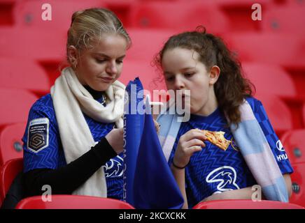 Junge Chelsea-Fans beim Vitality Women's FA Cup Finale 2021 zwischen Arsenal und Chelsea im Wembley-Stadion, London, England am 05.. Dezember 2021 (Foto by Action Foto Sport/NurPhoto) Stockfoto