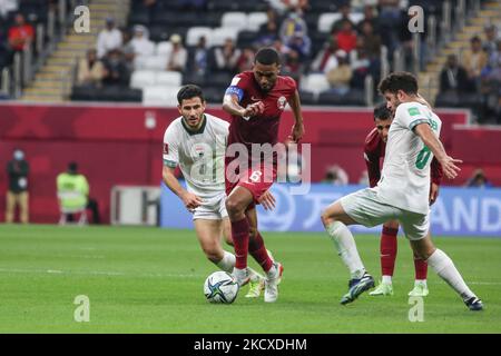 (6) ABDULAZIZ HATEM von Qatar Team kämpft um Besitz (8) YASER KASIM von der irakischen Mannschaft während des FIFA Arab Cup Qatar 2021 Gruppe Ein Spiel zwischen Katar und Irak im Al Bayt Stadium am 06. Dezember 2021 in Al Khor, Katar. (Foto von Ayman Aref/NurPhoto) Stockfoto