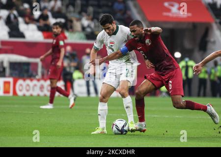 (6) ABDULAZIZ HATEM von Qatar Team kämpft um Besitz (8) YASER KASIM von der irakischen Mannschaft während des FIFA Arab Cup Qatar 2021 Gruppe Ein Spiel zwischen Katar und Irak im Al Bayt Stadium am 06. Dezember 2021 in Al Khor, Katar. (Foto von Ayman Aref/NurPhoto) Stockfoto