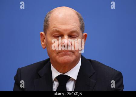 Der designierte Bundeskanzler Olaf Scholz nimmt an einer Pressekonferenz auf der Bundespressekonferenz Teil, nachdem am 7. Dezember 2021 in Berlin der Koalitionsvertrag der künftigen Bundesregierung unterzeichnet wurde. (Foto von Emmanuele Contini/NurPhoto) Stockfoto